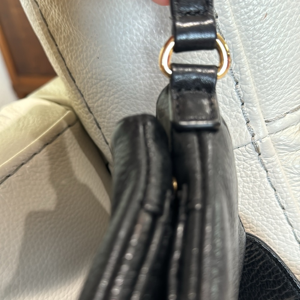 Authentic Leather Michael Kors crossbody bag. - Picture 12 of 14